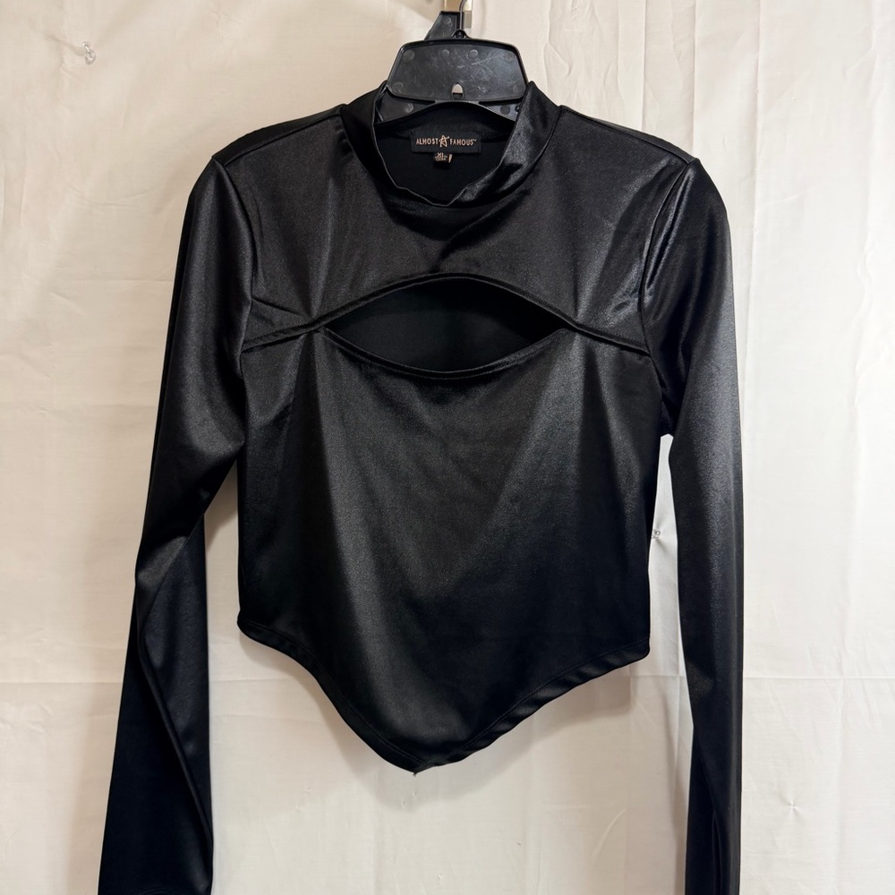 Almost Famous Woman’s Shiny Black Keyhole Chest Long Sleeve Bandana Hem Top XL